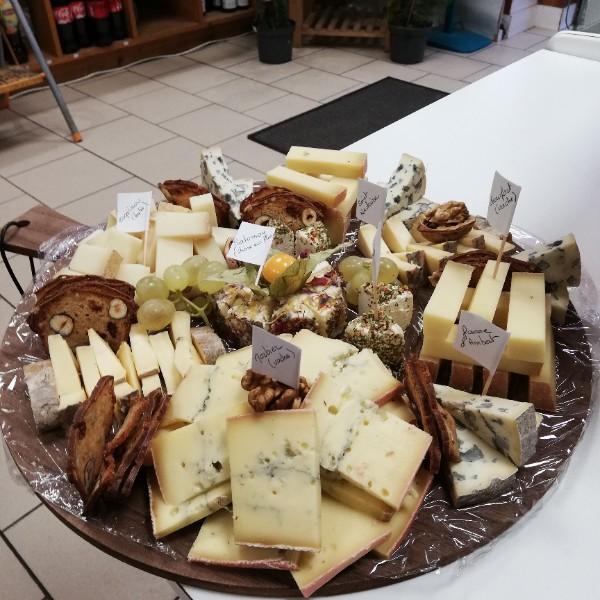 plateaux de fromages et corbeilles de fruits, planches apéro ou raclette